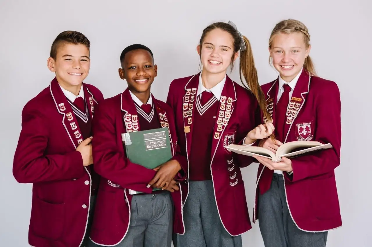Emmies in hul skoolbaadjies met boeke