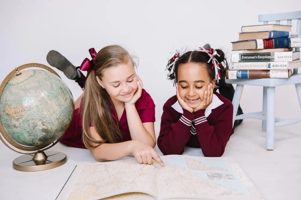 Leerders met ’n aardbol en boeke
